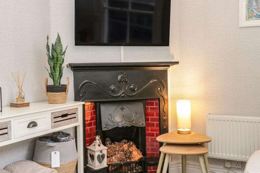 HAVENS END, pet friendly, character holiday cottage in Conwy