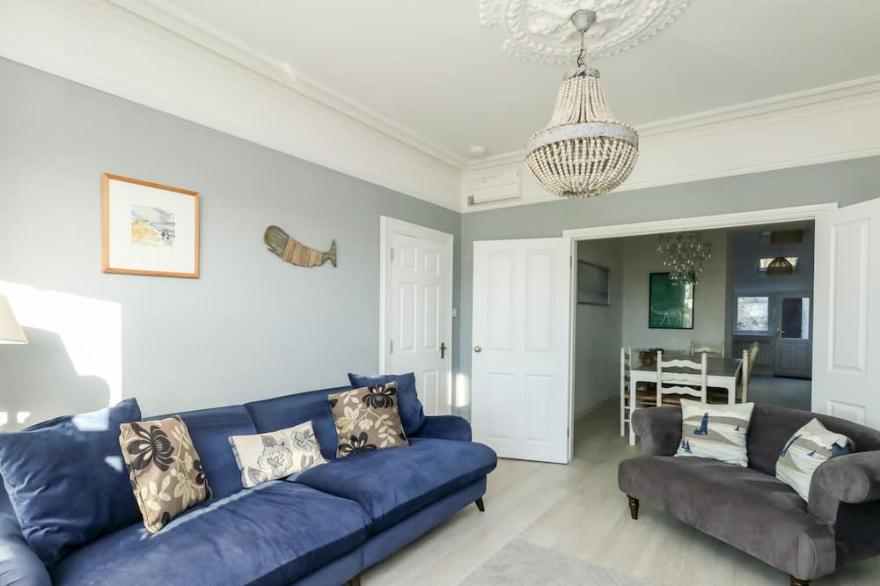CHESIL VIEWS, pet friendly, character holiday cottage in Fortuneswell