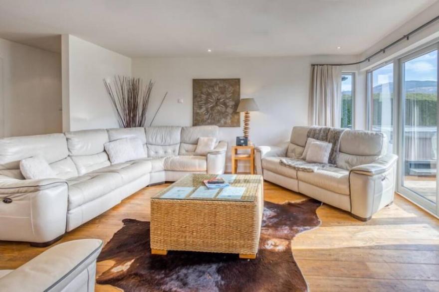 Mains of Taymouth, Kenmore ~ 5* Bruadair House - sleeps 8 guests  in 4 en suite bedrooms and has pri
