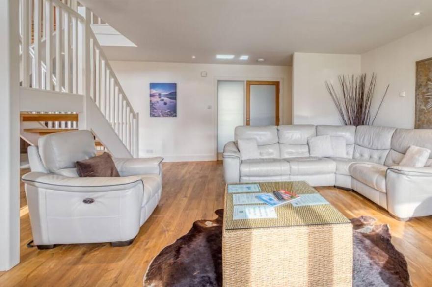 Mains of Taymouth, Kenmore ~ 5* Bruadair House - sleeps 8 guests  in 4 en suite bedrooms and has pri