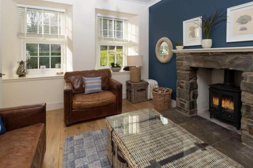Mains of Taymouth, KENMORE ~ 5* Archway Cottage - sleeps 4 guests  in 2 bedrooms, Hot tub