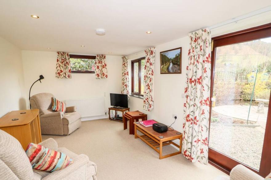 ROWANBERRY COTTAGE, with a garden in Grasmere