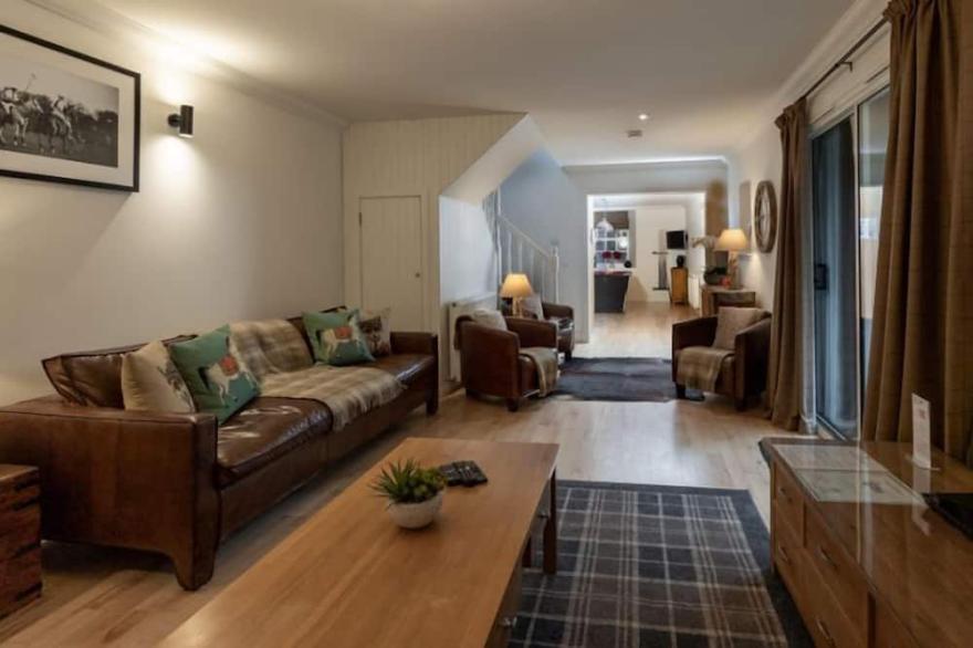 Mains of Taymouth, KENMORE ~ 4*Stables Cottage - sleeps 8 guests  in 4 bedrooms