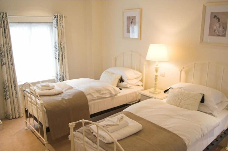 Mains of Taymouth, Kenmore ~ 4* Crannog Lodge - sleeps 6 guests  in 3 bedrooms