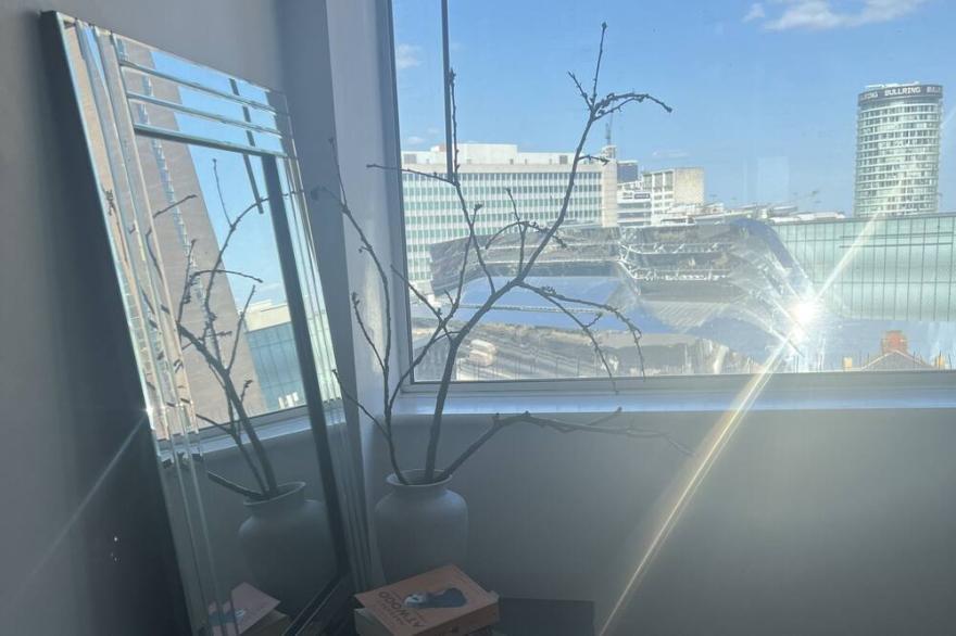 Welcome to our Stylish Service Apartment Located in the Heart of the Birmingham!