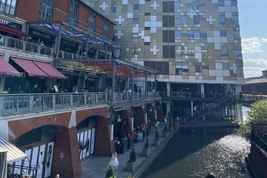 Welcome to our Stylish Service Apartment Located in the Heart of the Birmingham!