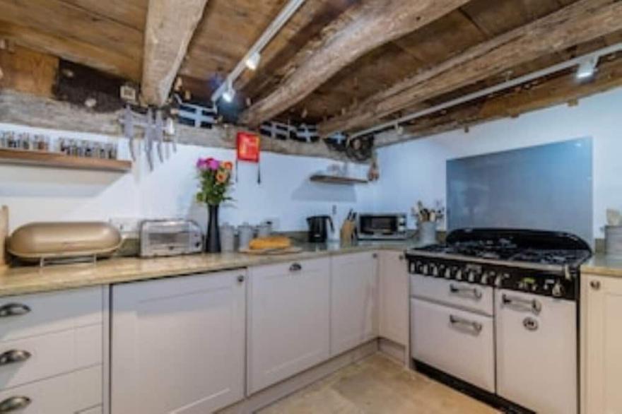 Fine Elizabethan house in Looe's old town very close to the beach and harbour