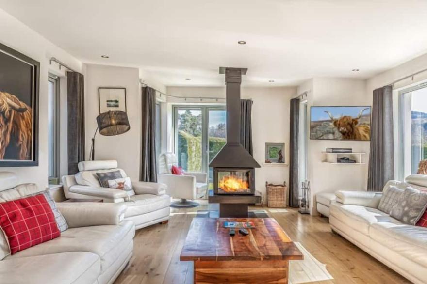 Mains of Taymouth, Kenmore ~ 5* Easter Bruadair - sleeps 10 guests  in 5 bedrooms