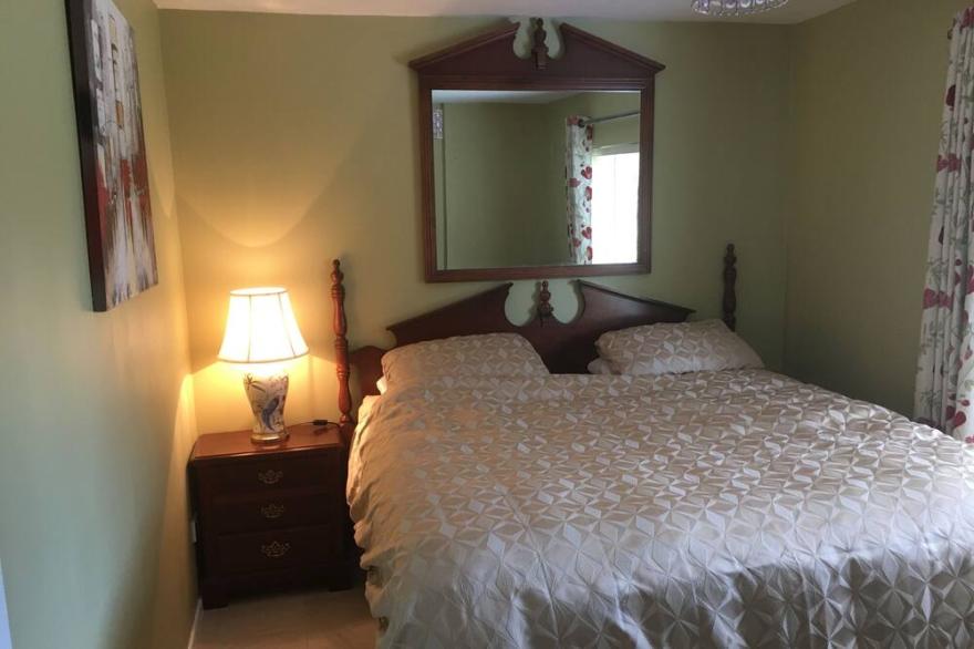 Riverside View is a Lovely 2 Bedroom Apartment and is a 5 Minute Walk to Town