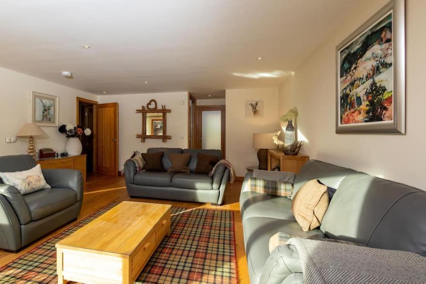 Mains of Taymouth, Kenmore ~ 5* No. 5 The Gallops - Downstairs property - sleeps 4 guests  in 2 bedr