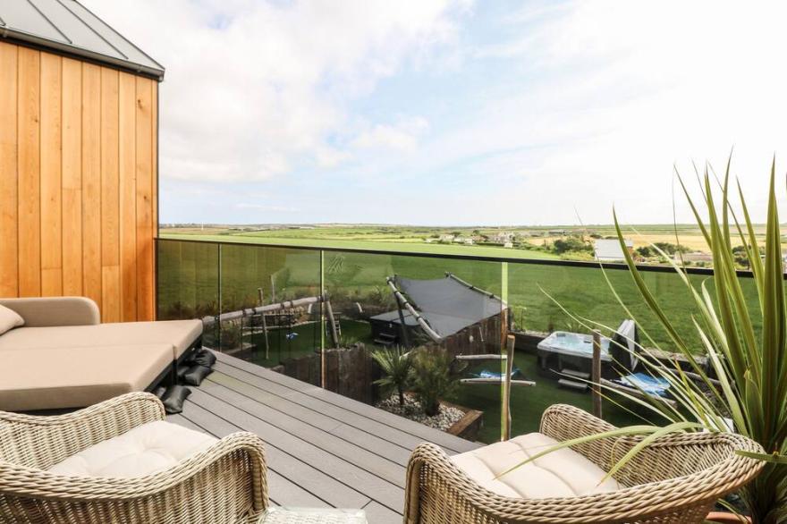 SENNEN SKIES, pet friendly, luxury holiday cottage in Sennen