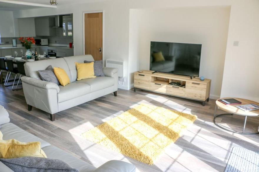 Luxury lakeside lodge with hot tub, pet friendly