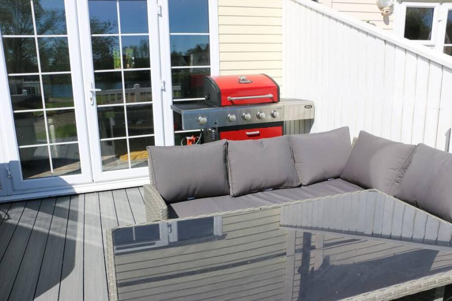 Luxury lakeside lodge with hot tub, pet friendly