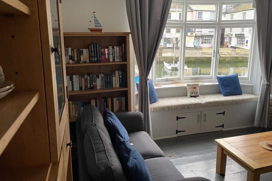 Waterfront 2 bedroom property with superb harbour views.