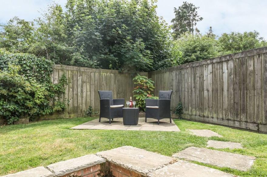 WOODPECKER COTTAGE, pet friendly, with open fire in Bradworthy