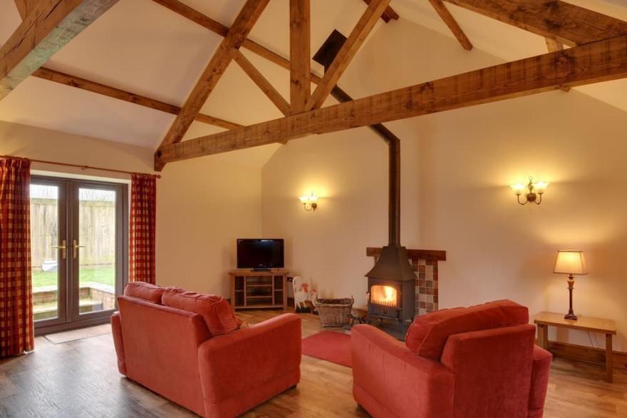 WOODPECKER COTTAGE, pet friendly, with open fire in Bradworthy