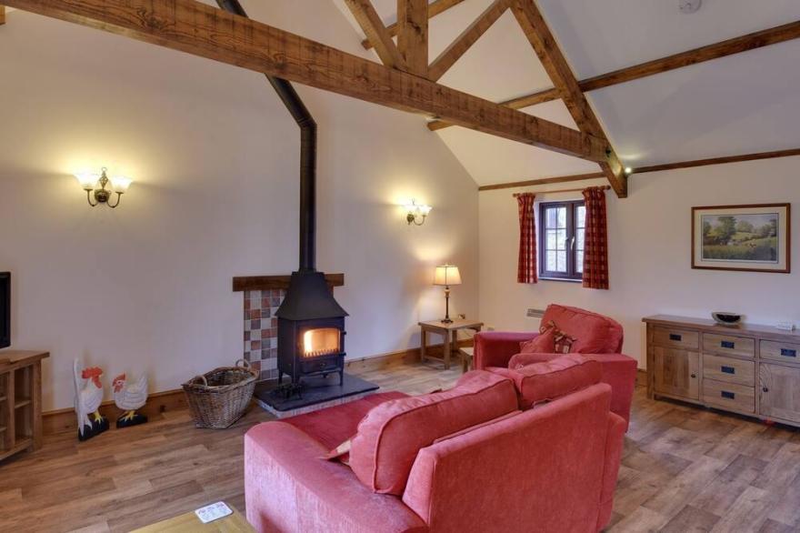 WOODPECKER COTTAGE, pet friendly, with open fire in Bradworthy