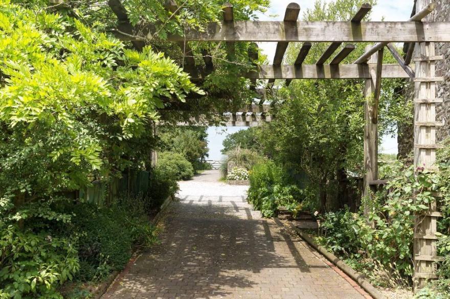 HONEY BEE COTTAGE, pet friendly, with a garden in Bradworthy