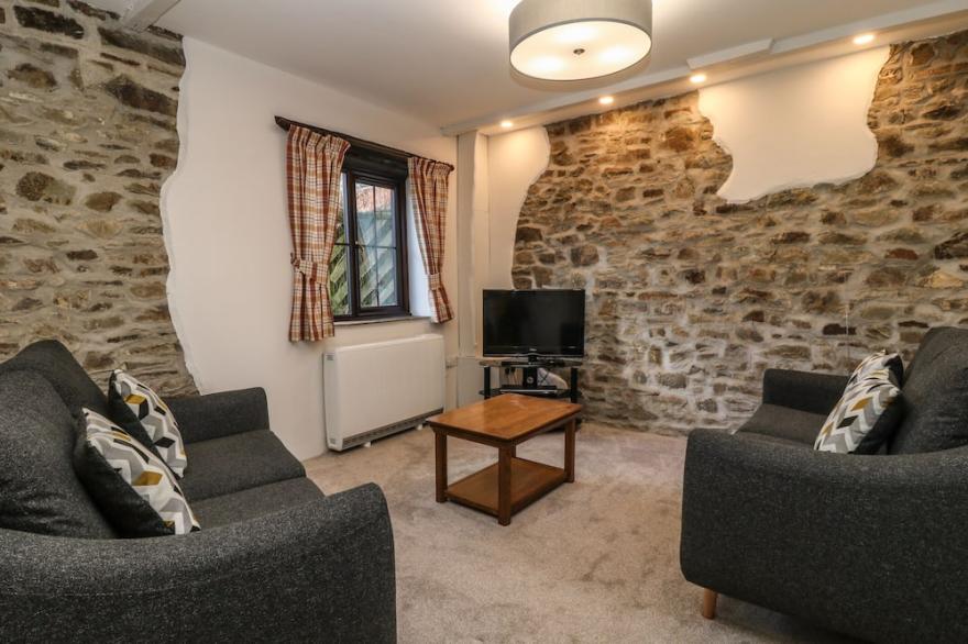 HONEY BEE COTTAGE, pet friendly, with a garden in Bradworthy