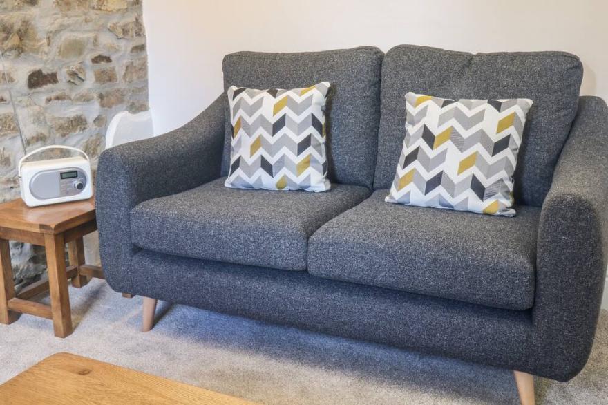 HONEY BEE COTTAGE, pet friendly, with a garden in Bradworthy