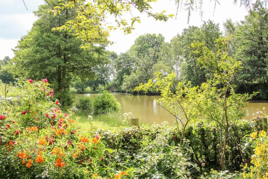 POOL BARN, family friendly, character holiday cottage in Craven Arms
