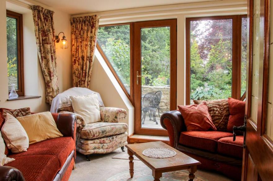 POOL BARN, family friendly, character holiday cottage in Craven Arms