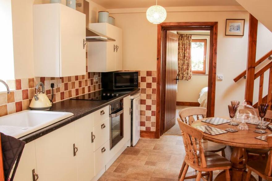 POOL BARN, family friendly, character holiday cottage in Craven Arms