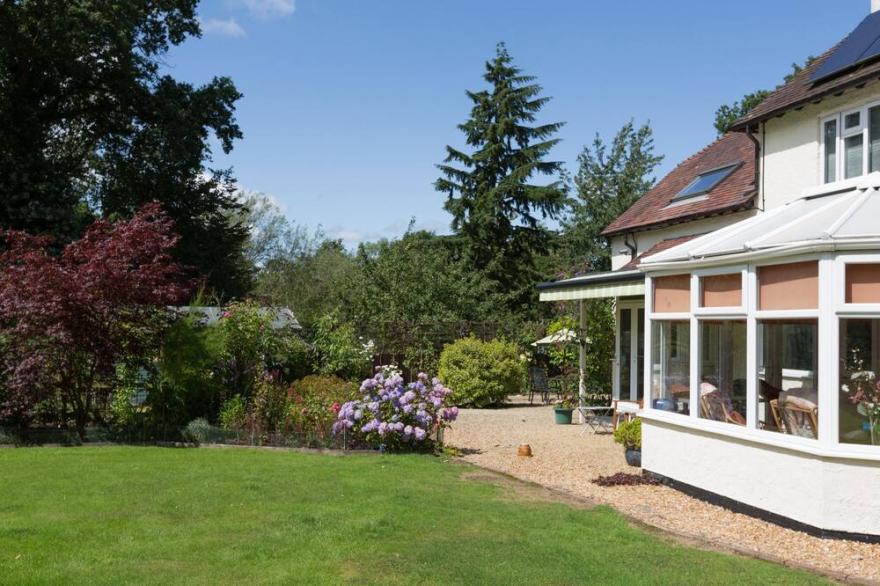 THE BIG DINGLE, family friendly, with open fire in Church Stretton