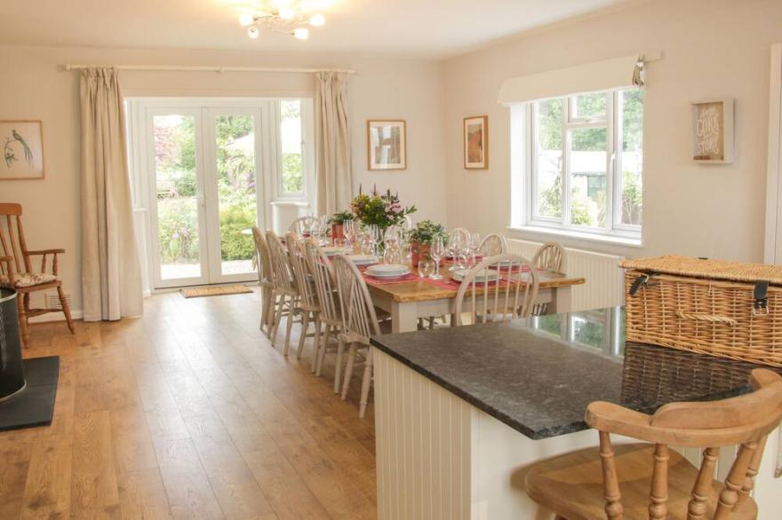 THE BIG DINGLE, family friendly, with open fire in Church Stretton