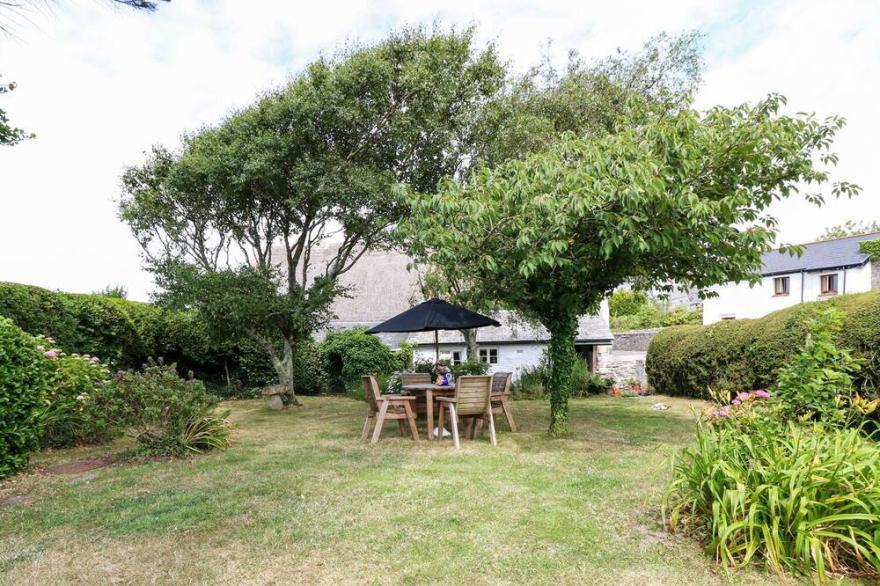 CLEAVE COTTAGE, pet friendly, with a garden in Bigbury-On-Sea