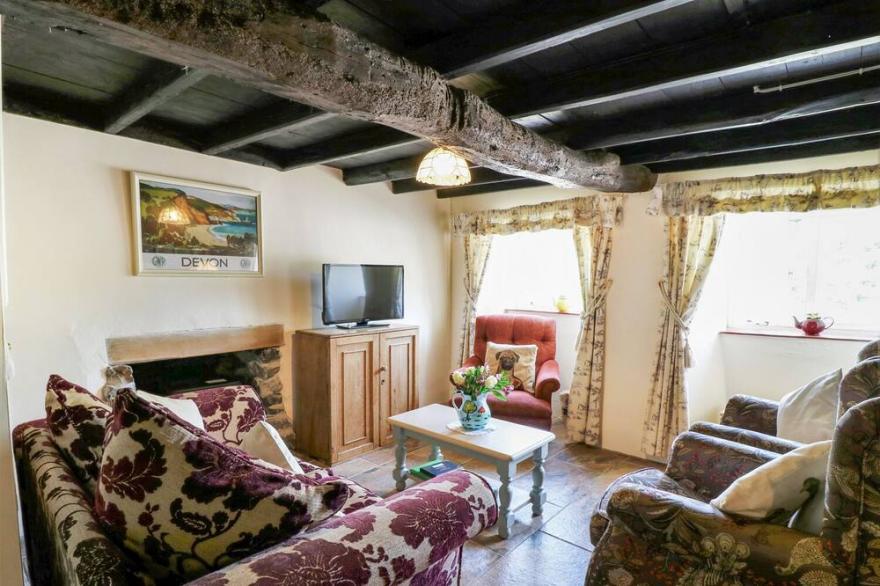 CLEAVE COTTAGE, pet friendly, with a garden in Bigbury-On-Sea