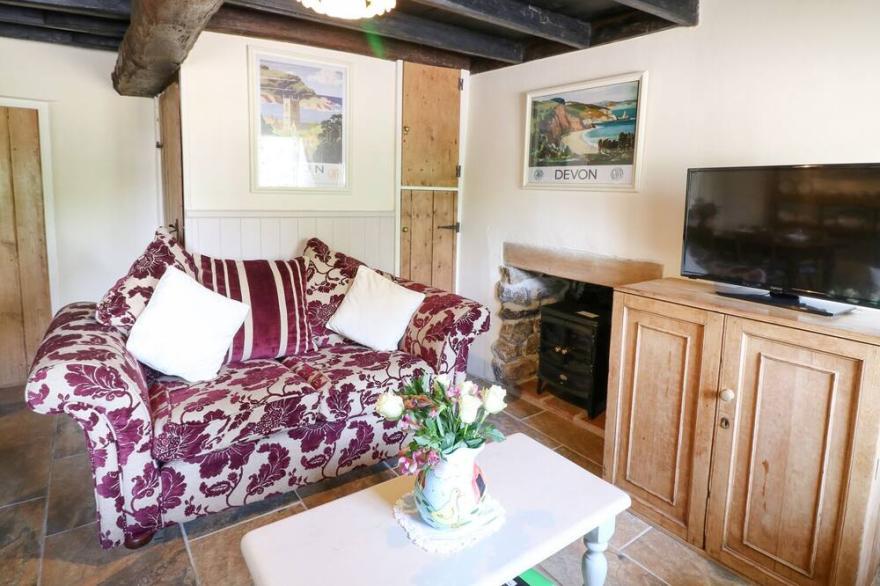 CLEAVE COTTAGE, pet friendly, with a garden in Bigbury-On-Sea
