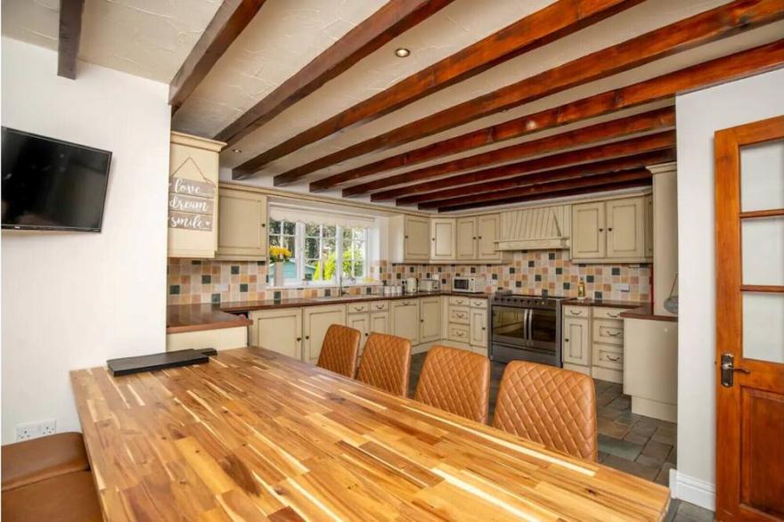 Beautiful modern and spacious 4 bedroom country house
