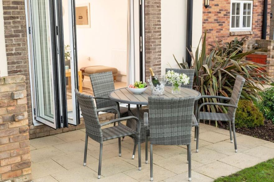 Stunning Coastal Cottage - Sleeping 4 in 2 Bedrooms - Pool and Beach Access Included.