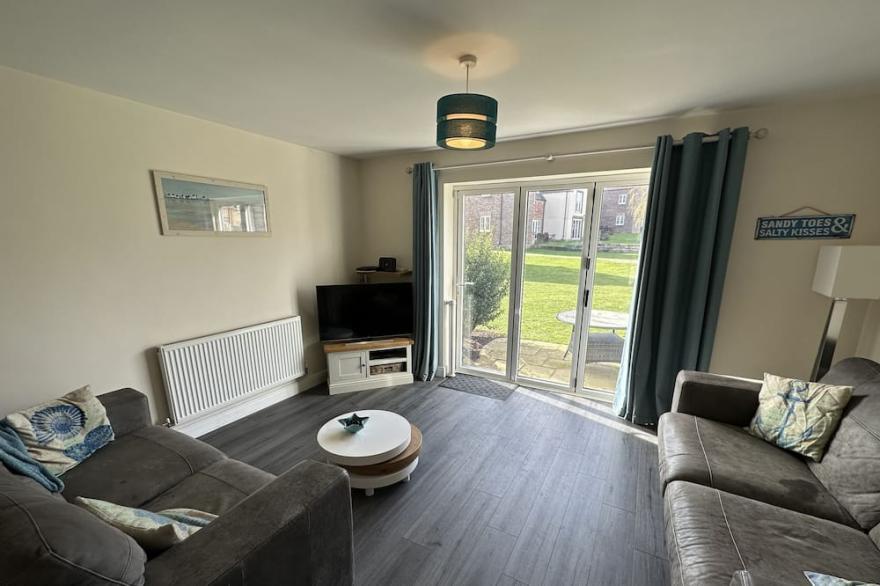 Stunning Coastal Cottage - Sleeping 4 in 2 Bedrooms - Pool and Beach Access Included.