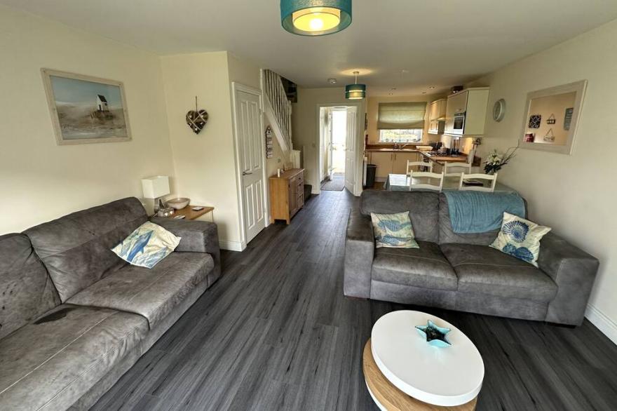 Stunning Coastal Cottage - Sleeping 4 in 2 Bedrooms - Pool and Beach Access Included.