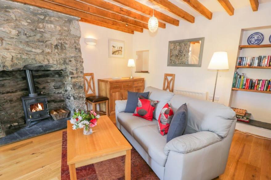 DELFOD COTTAGE, pet friendly, character holiday cottage in Harlech