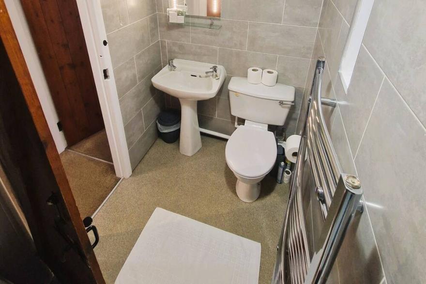 Country Cottage with Indoor heated swimming pool and panoramic views.