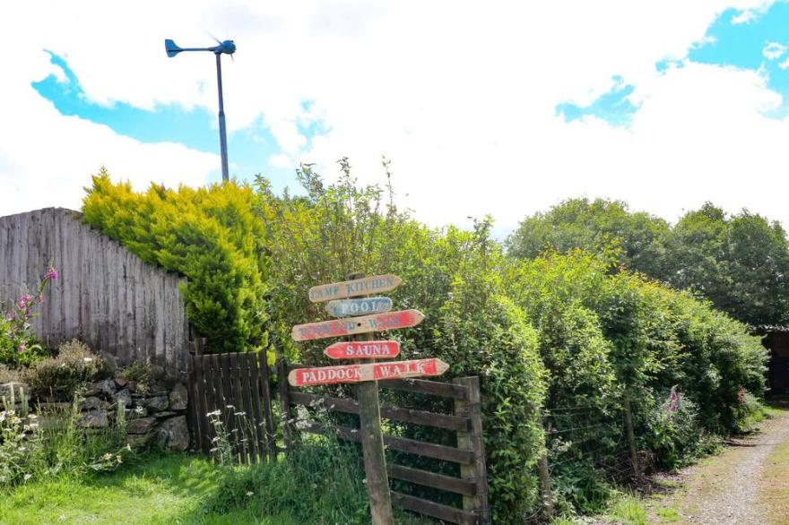 OLD STABLE COTTAGE, family friendly, with pool in Okehampton