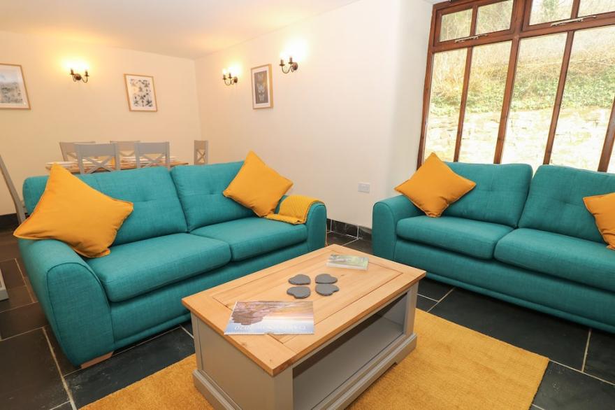 OLD STABLE COTTAGE, family friendly, with pool in Okehampton