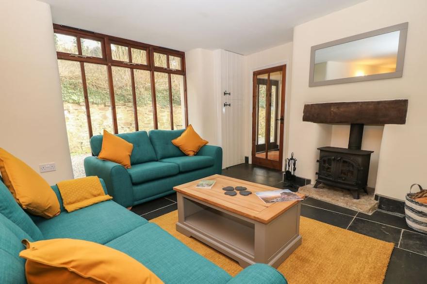 OLD STABLE COTTAGE, family friendly, with pool in Okehampton
