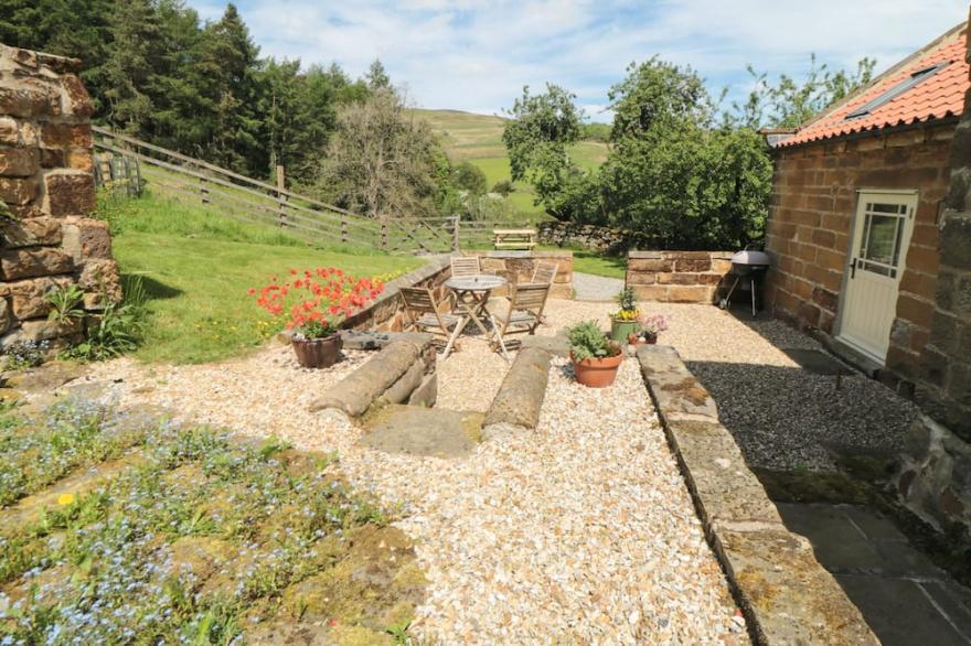 WOOD COTTAGE, family friendly, character holiday cottage in Stokesley