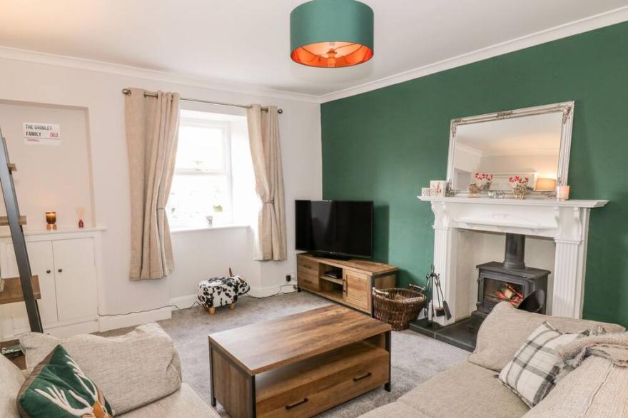 IVY BANK, pet friendly, luxury holiday cottage in Thornhill