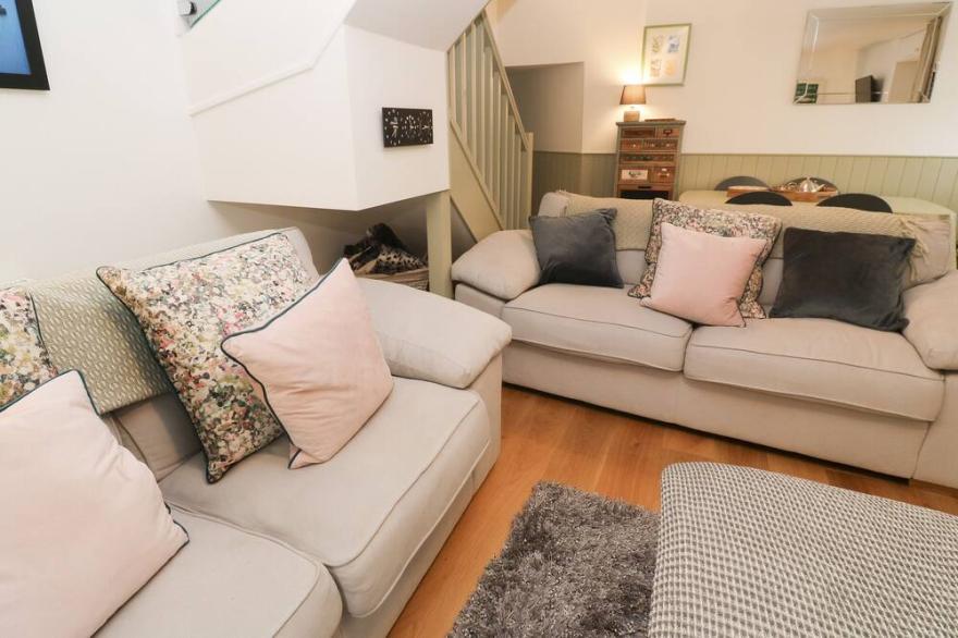 21 ALVERTON STREET, pet friendly, with a garden in Penzance