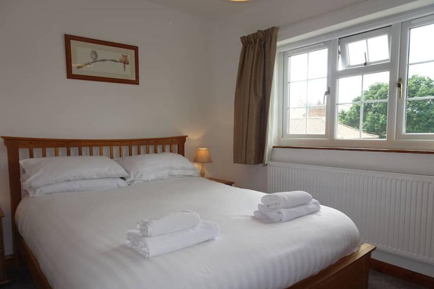 ***COSY COTTAGE, with shared, seasonal pool, 4 mile walk along the river to York