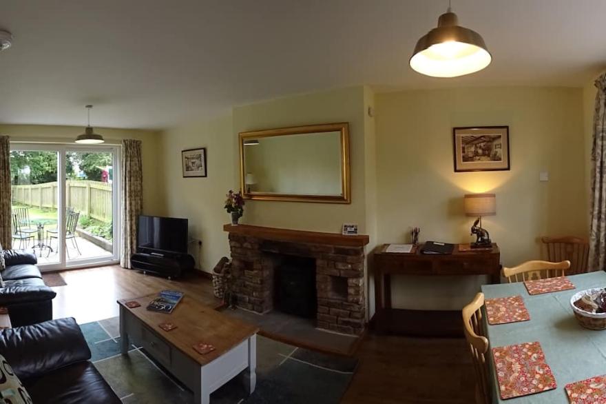 ***COSY COTTAGE, with shared, seasonal pool, 4 mile walk along the river to York