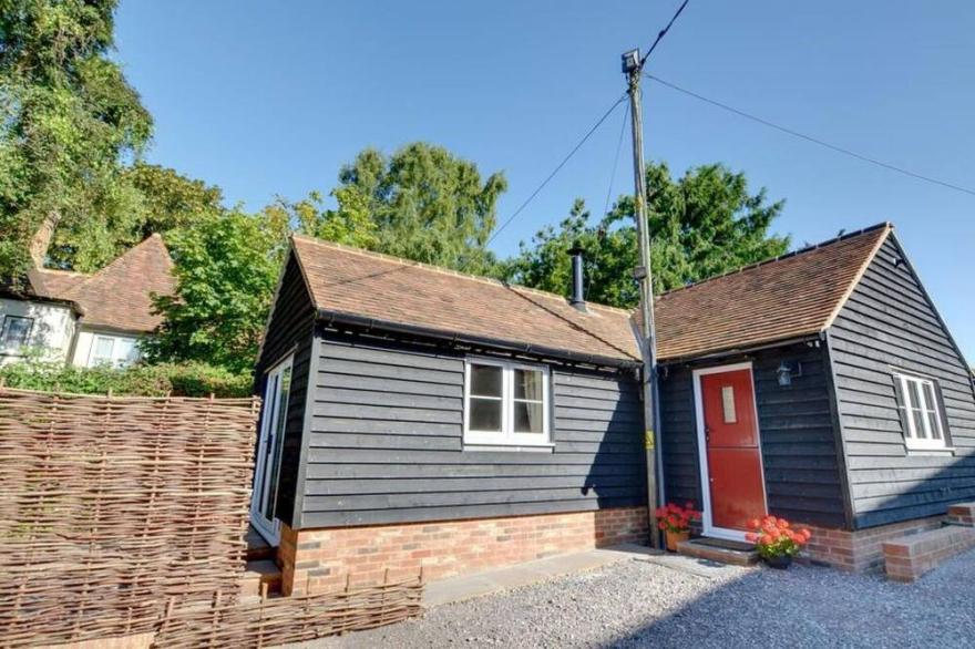 Wonderful private villa for 2 guests with WIFI, TV, patio and parking