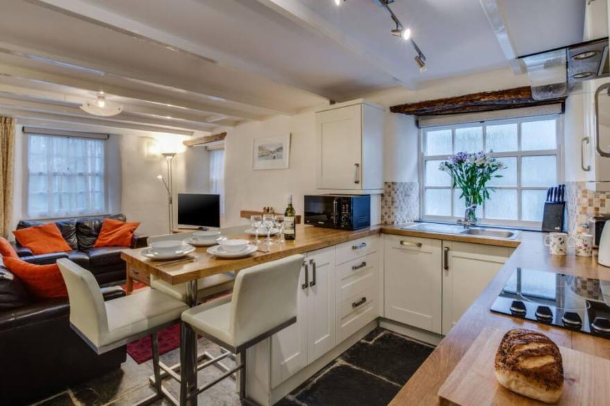 Stunning private villa for 6 guests with WIFI, TV and parking