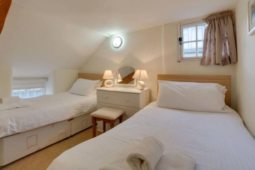 Stunning private villa for 6 guests with WIFI, TV and parking