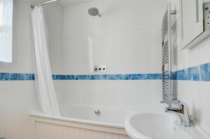 Beautiful apartment for 4 guests with WIFI, TV, balcony, pets allowed and parking